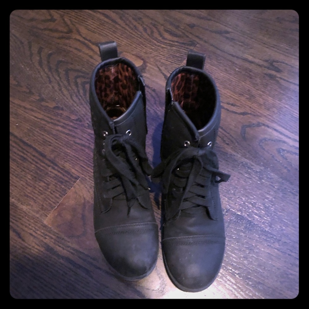 SO lace up boots size 3 youth black